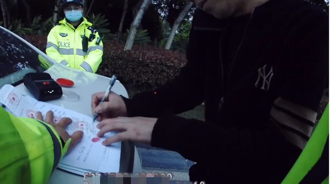 桂林車主酒駕被查，竟然想交警“私了”遭果斷制，止執(zhí)法記錄儀記錄一切！